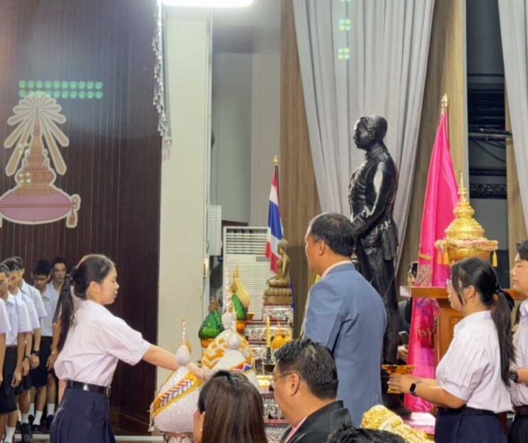 พิธีประดับพระเกี้ยวนักเรียนชั้นมัธยมศึกษาปีที่ 4