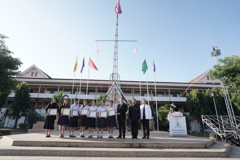 มอบเกียรติบัตรเชิดชูเกียรติให้แก่นักเรียนที่มีผลงานดีเด่น