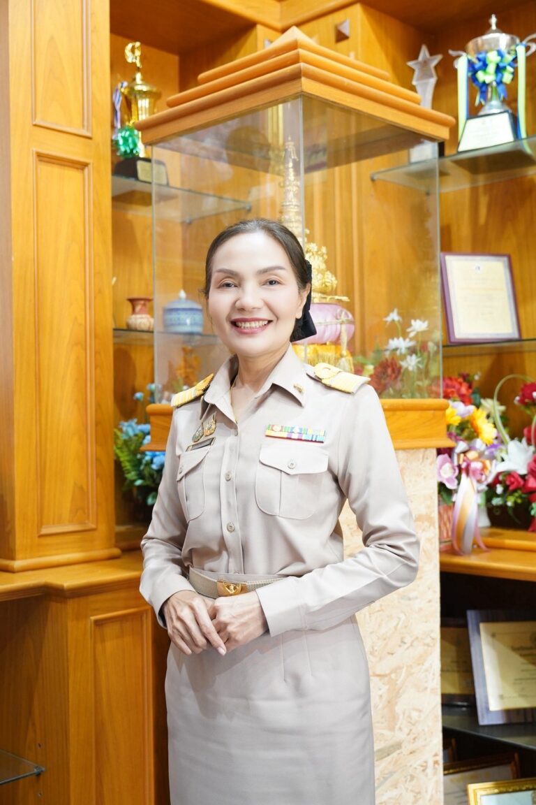 นางรุ้งตะวัน นาสพัส