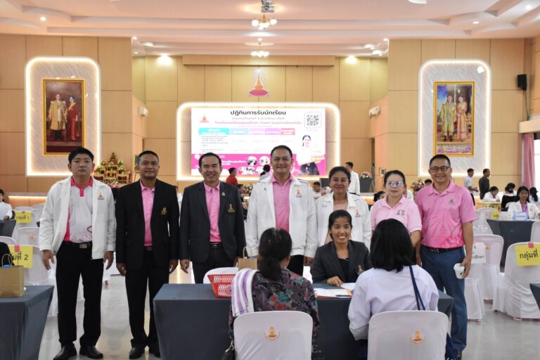 ภาพบรรยากาศการรับรายงานตัวและมอบตัวนักเรียนชั้นมัธยมศึกษาปีที่ ๔ ปีการศึกษา ๒๕๖๙