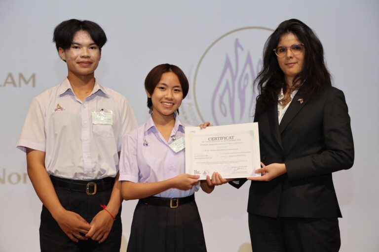 ขอแสดงความยินดีกับนักเรียนแผนการเรียนภาษาอังกฤษ–ภาษาฝรั่งเศส