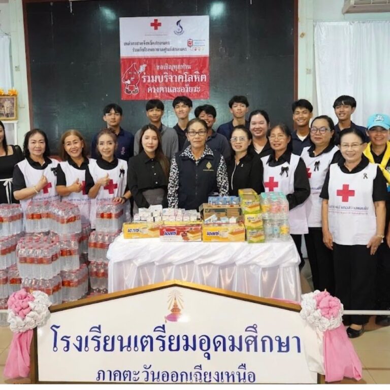 ร่วมนำขนมและน้ำดื่มทำโรงทานให้กับผู้มาร่วมบริจาคโลหิต ณ หอประชุมที่ว่าการอำเภอสว่างแดนดิน