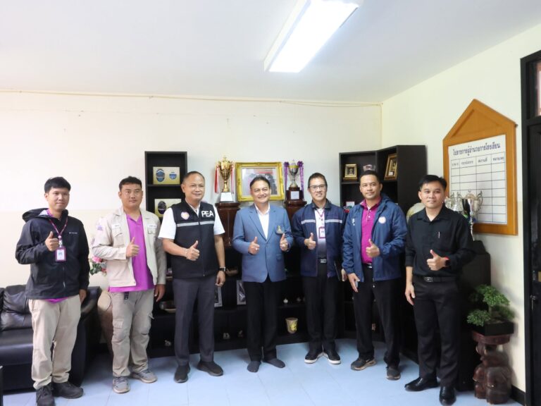 การไฟฟ้าส่วนภูมิภาค สาขาสว่างแดนดิน ให้คำแนะนำในการดูแลบำรุงรักษา และการดำเนินการต่าง ๆ เกี่ยวกับการดำเนินการติดตั้งแผงโซล่าเซลล์ภายในสถานศึกษา